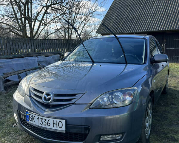 Серый Мазда 3, объемом двигателя 2 л и пробегом 298 тыс. км за 5600 $, фото 1 на Automoto.ua