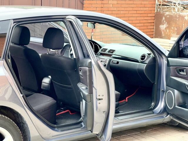 Сірий Мазда 3, об'ємом двигуна 1.6 л та пробігом 165 тис. км за 5400 $, фото 4 на Automoto.ua