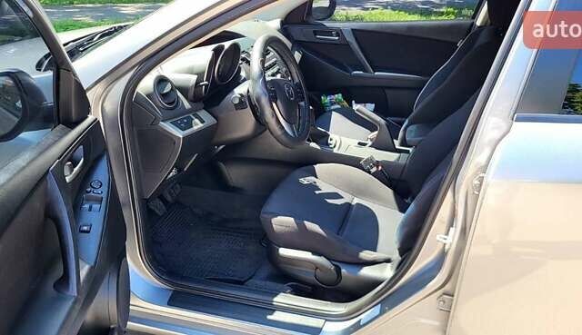 Серый Мазда 3, объемом двигателя 1.6 л и пробегом 180 тыс. км за 6900 $, фото 1 на Automoto.ua