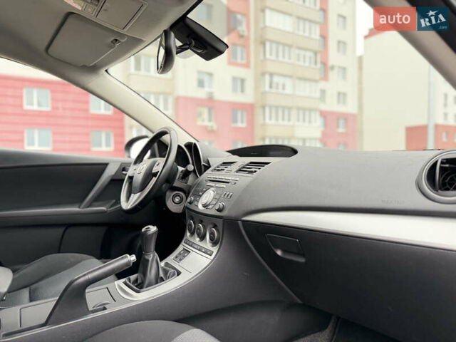 Серый Мазда 3, объемом двигателя 1.6 л и пробегом 75 тыс. км за 8750 $, фото 81 на Automoto.ua