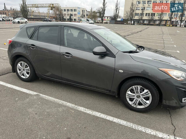 Серый Мазда 3, объемом двигателя 1.6 л и пробегом 255 тыс. км за 6600 $, фото 3 на Automoto.ua