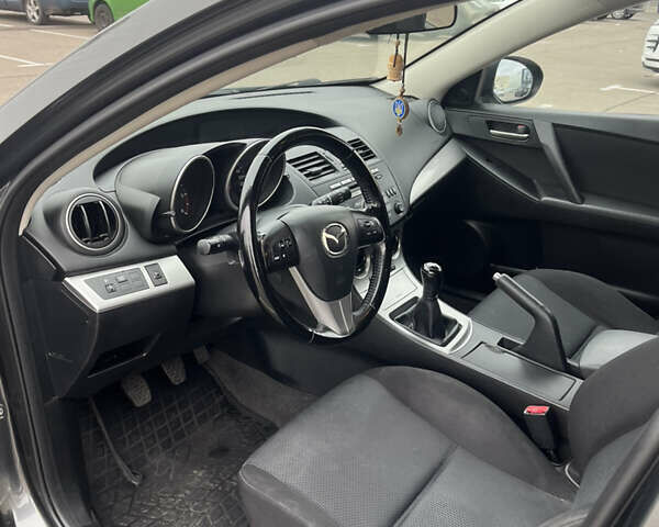 Сірий Мазда 3, об'ємом двигуна 1.56 л та пробігом 265 тис. км за 5800 $, фото 18 на Automoto.ua