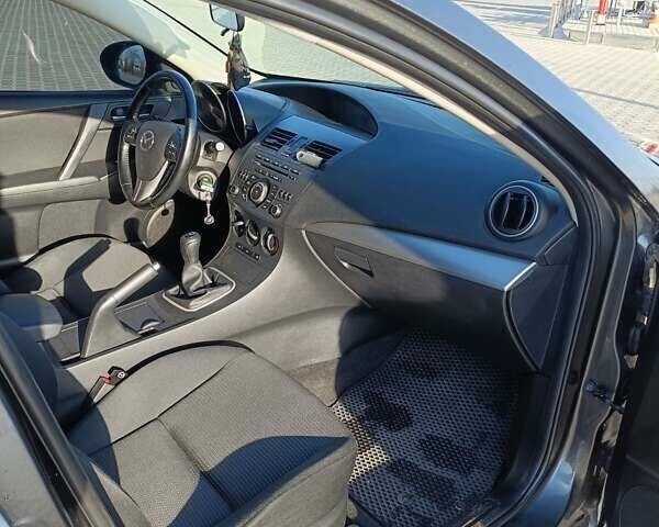 Сірий Мазда 3, об'ємом двигуна 1.6 л та пробігом 300 тис. км за 6600 $, фото 8 на Automoto.ua