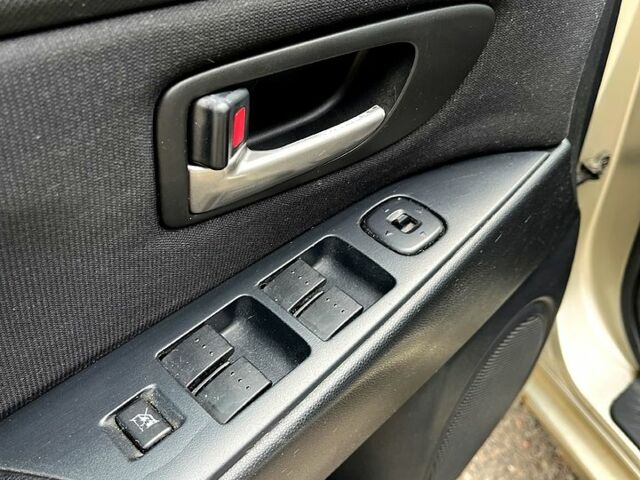 Серый Мазда 3, объемом двигателя 1.6 л и пробегом 250 тыс. км за 2650 $, фото 3 на Automoto.ua