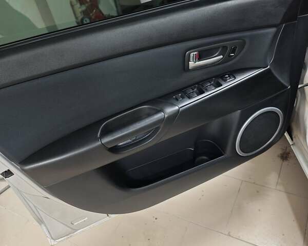 Серый Мазда 3, объемом двигателя 2 л и пробегом 250 тыс. км за 3600 $, фото 2 на Automoto.ua