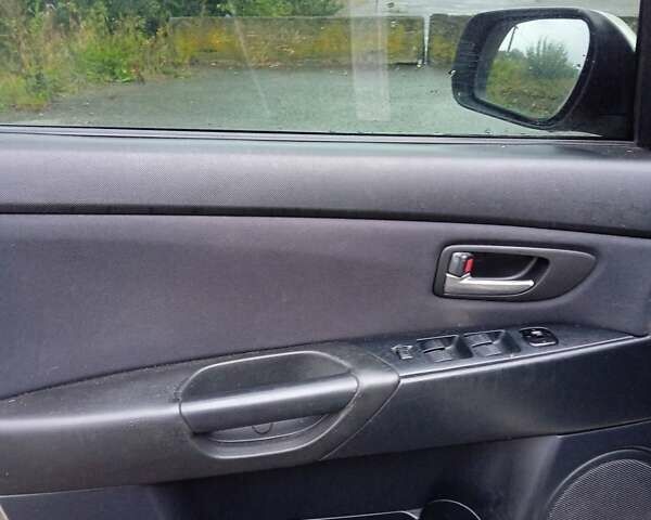 Сірий Мазда 3, об'ємом двигуна 1.6 л та пробігом 301 тис. км за 2900 $, фото 4 на Automoto.ua