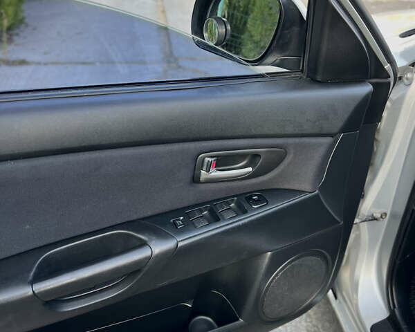 Сірий Мазда 3, об'ємом двигуна 1.6 л та пробігом 302 тис. км за 5100 $, фото 36 на Automoto.ua