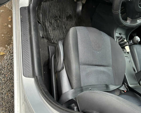 Серый Мазда 3, объемом двигателя 2 л и пробегом 229 тыс. км за 4000 $, фото 13 на Automoto.ua