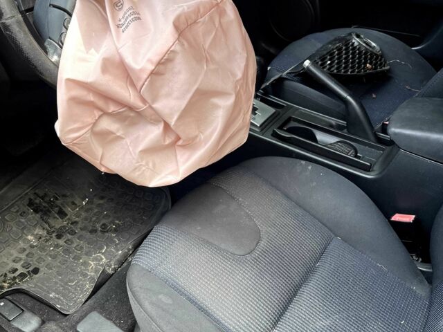 Сірий Мазда 3, об'ємом двигуна 1.6 л та пробігом 190 тис. км за 2500 $, фото 11 на Automoto.ua