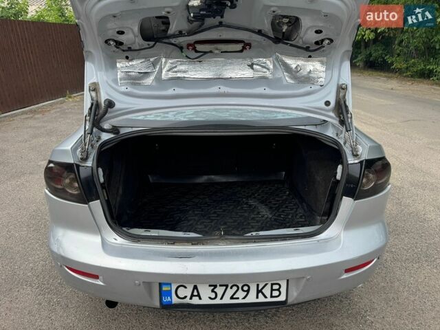 Сірий Мазда 3, об'ємом двигуна 1.6 л та пробігом 300 тис. км за 2500 $, фото 7 на Automoto.ua