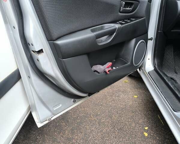 Сірий Мазда 3, об'ємом двигуна 2 л та пробігом 350 тис. км за 4900 $, фото 11 на Automoto.ua