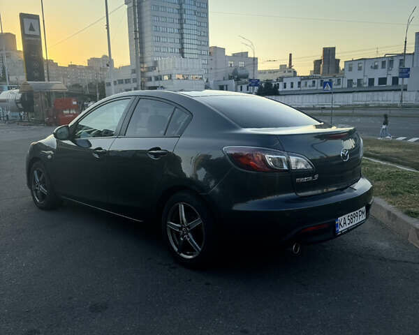 Сірий Мазда 3, об'ємом двигуна 2 л та пробігом 137 тис. км за 7300 $, фото 3 на Automoto.ua