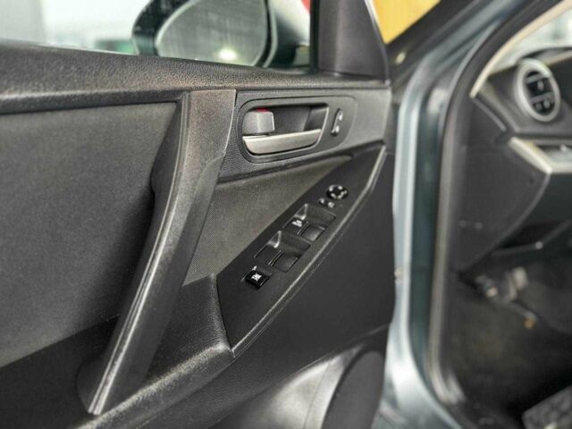 Сірий Мазда 3, об'ємом двигуна 2 л та пробігом 141 тис. км за 7599 $, фото 5 на Automoto.ua