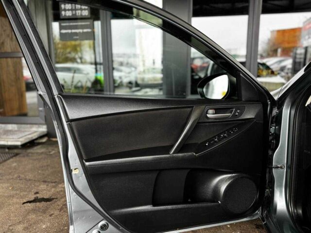 Сірий Мазда 3, об'ємом двигуна 2 л та пробігом 141 тис. км за 7599 $, фото 4 на Automoto.ua