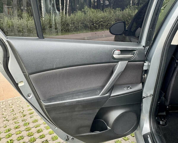 Серый Мазда 3, объемом двигателя 2 л и пробегом 90 тыс. км за 8300 $, фото 9 на Automoto.ua
