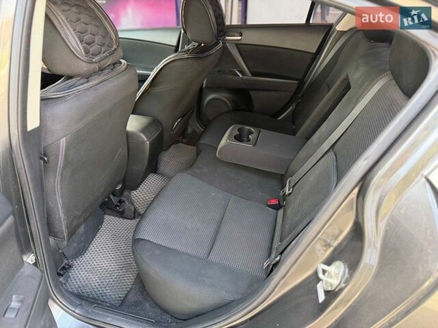 Серый Мазда 3, объемом двигателя 2 л и пробегом 203 тыс. км за 7500 $, фото 6 на Automoto.ua