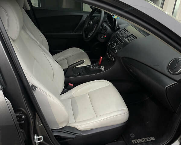 Серый Мазда 3, объемом двигателя 2 л и пробегом 250 тыс. км за 6400 $, фото 6 на Automoto.ua