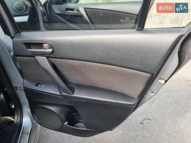 Серый Мазда 3, объемом двигателя 2 л и пробегом 190 тыс. км за 6999 $, фото 59 на Automoto.ua