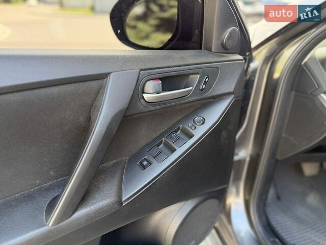 Серый Мазда 3, объемом двигателя 2 л и пробегом 203 тыс. км за 7500 $, фото 10 на Automoto.ua