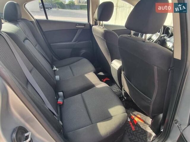 Серый Мазда 3, объемом двигателя 2 л и пробегом 190 тыс. км за 6999 $, фото 60 на Automoto.ua