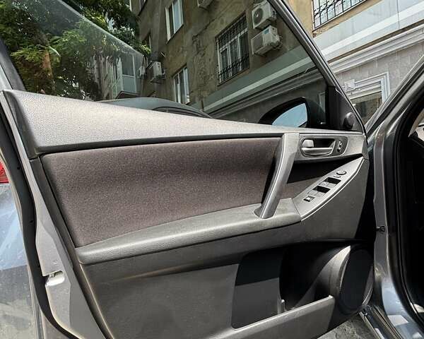 Серый Мазда 3, объемом двигателя 2 л и пробегом 106 тыс. км за 10500 $, фото 40 на Automoto.ua