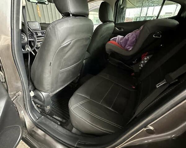 Серый Мазда 3, объемом двигателя 2 л и пробегом 240 тыс. км за 9900 $, фото 3 на Automoto.ua