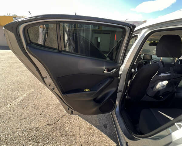 Серый Мазда 3, объемом двигателя 2 л и пробегом 160 тыс. км за 12500 $, фото 53 на Automoto.ua