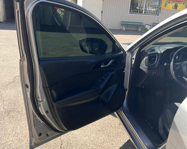 Серый Мазда 3, объемом двигателя 2 л и пробегом 160 тыс. км за 12500 $, фото 44 на Automoto.ua