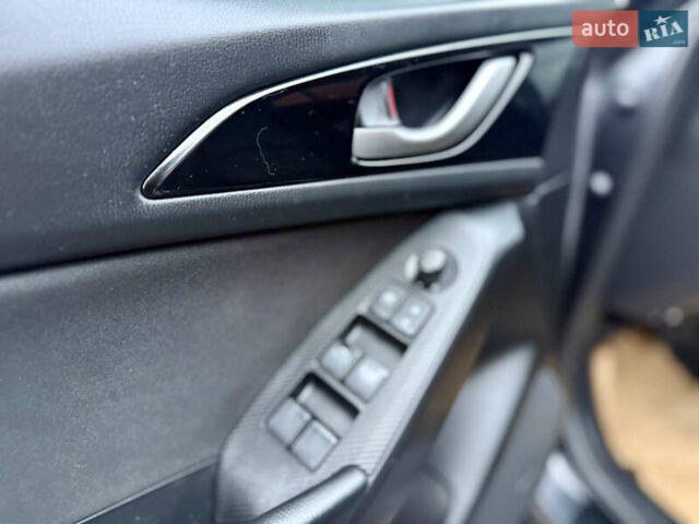 Серый Мазда 3, объемом двигателя 2 л и пробегом 148 тыс. км за 11999 $, фото 30 на Automoto.ua