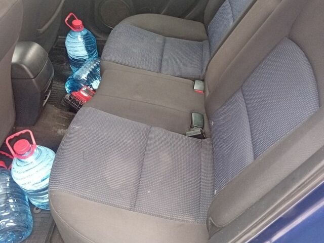 Синій Мазда 3, об'ємом двигуна 1.3 л та пробігом 260 тис. км за 4700 $, фото 6 на Automoto.ua