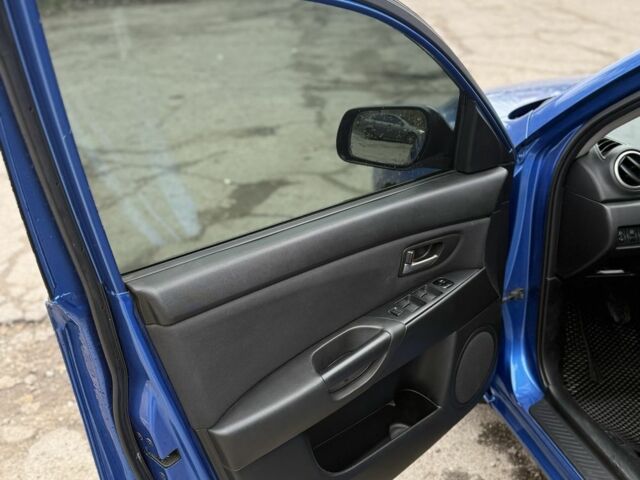 Синий Мазда 3, объемом двигателя 1.6 л и пробегом 252 тыс. км за 2950 $, фото 4 на Automoto.ua