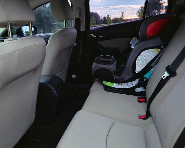 Синий Мазда 3, объемом двигателя 2 л и пробегом 177 тыс. км за 9400 $, фото 2 на Automoto.ua