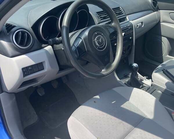 Синий Мазда 3, объемом двигателя 1.6 л и пробегом 233 тыс. км за 3550 $, фото 4 на Automoto.ua