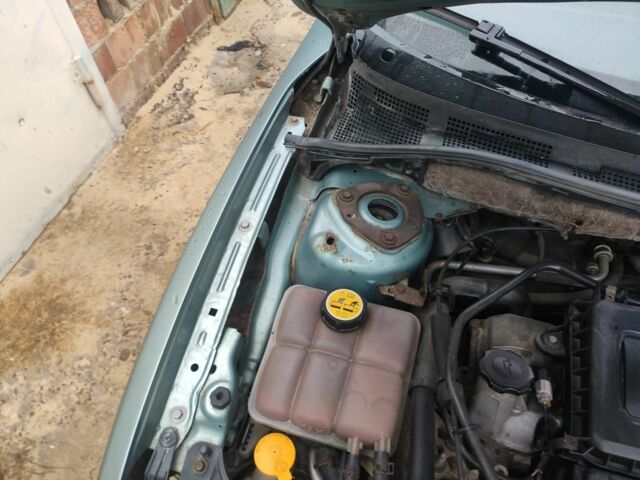 Зеленый Мазда 3, объемом двигателя 1.6 л и пробегом 253 тыс. км за 3550 $, фото 8 на Automoto.ua