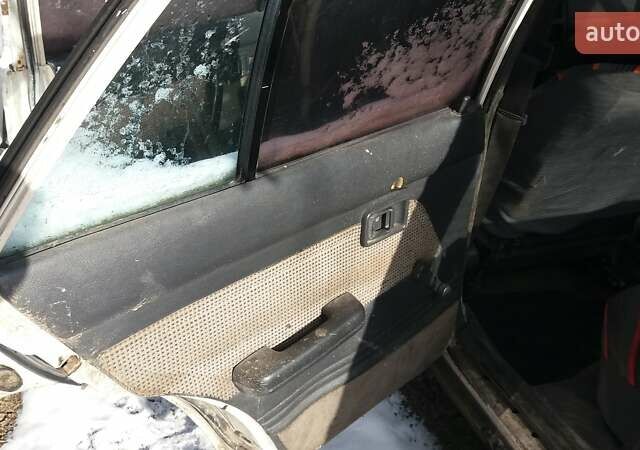 Белый Мазда 323, объемом двигателя 1.5 л и пробегом 333 тыс. км за 300 $, фото 6 на Automoto.ua