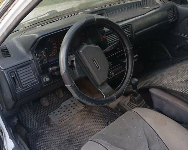 Білий Мазда 323, об'ємом двигуна 0 л та пробігом 300 тис. км за 800 $, фото 3 на Automoto.ua