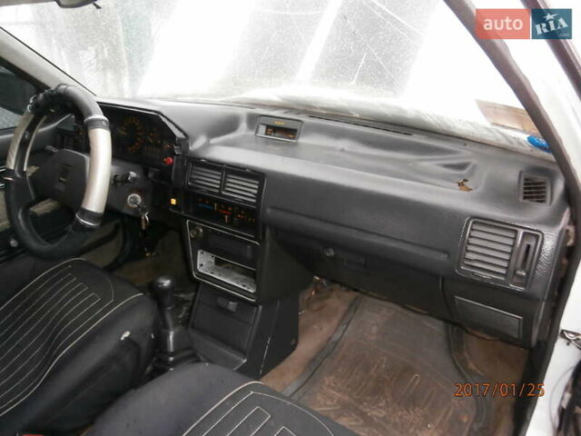 Белый Мазда 323, объемом двигателя 1.5 л и пробегом 333 тыс. км за 300 $, фото 24 на Automoto.ua