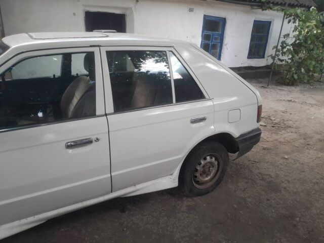 Белый Мазда 323, объемом двигателя 1 л и пробегом 250 тыс. км за 800 $, фото 2 на Automoto.ua