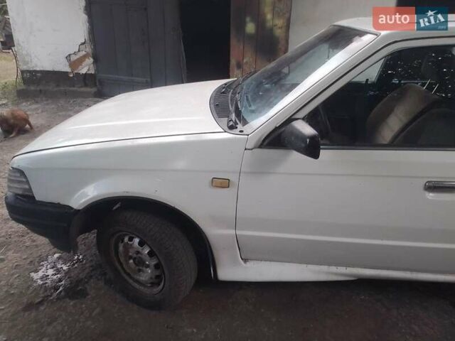 Белый Мазда 323, объемом двигателя 1 л и пробегом 250 тыс. км за 600 $, фото 4 на Automoto.ua
