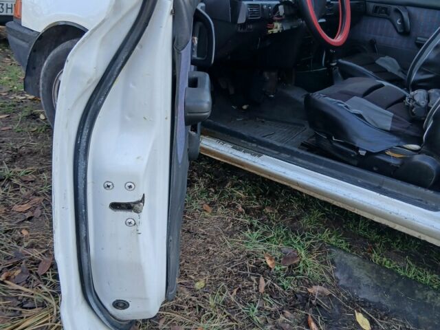 Білий Мазда 323, об'ємом двигуна 1.3 л та пробігом 500 тис. км за 715 $, фото 3 на Automoto.ua