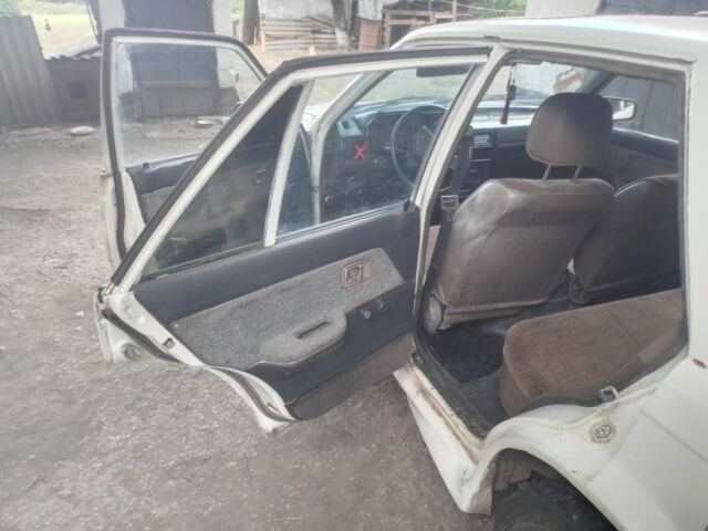 Белый Мазда 323, объемом двигателя 1 л и пробегом 250 тыс. км за 800 $, фото 10 на Automoto.ua