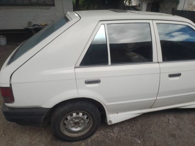 Белый Мазда 323, объемом двигателя 1 л и пробегом 250 тыс. км за 800 $, фото 4 на Automoto.ua