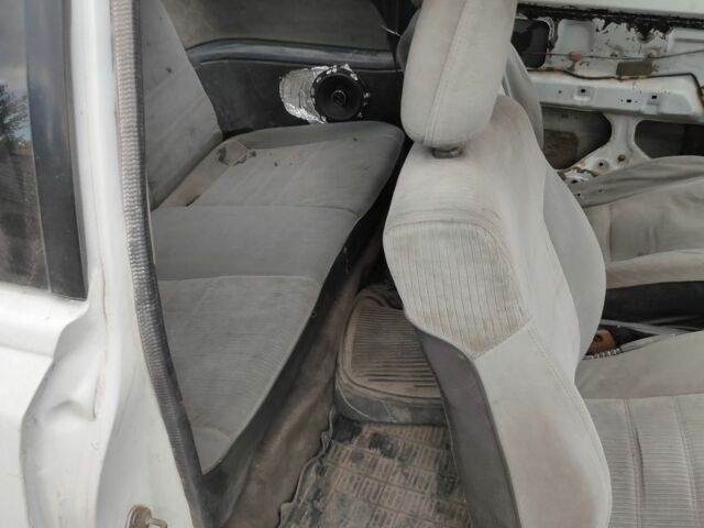 Белый Мазда 323, объемом двигателя 0 л и пробегом 480 тыс. км за 500 $, фото 4 на Automoto.ua