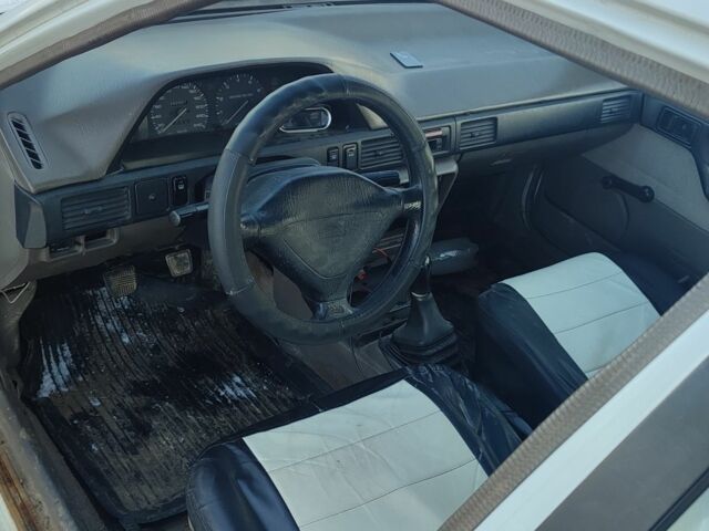 Білий Мазда 323, об'ємом двигуна 1.8 л та пробігом 300 тис. км за 600 $, фото 7 на Automoto.ua