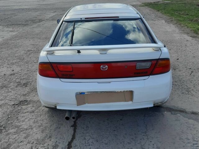 Білий Мазда 323, об'ємом двигуна 2 л та пробігом 300 тис. км за 2300 $, фото 1 на Automoto.ua