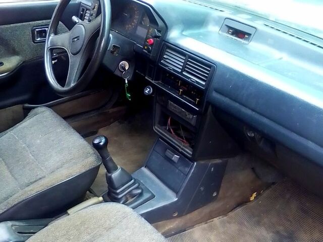 Белый Мазда 323, объемом двигателя 1.3 л и пробегом 100 тыс. км за 750 $, фото 3 на Automoto.ua