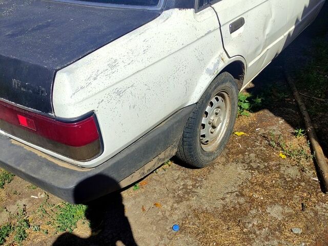 Білий Мазда 323, об'ємом двигуна 1.3 л та пробігом 380 тис. км за 720 $, фото 5 на Automoto.ua