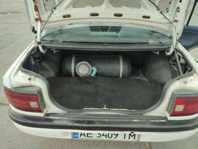 Белый Мазда 323, объемом двигателя 1.5 л и пробегом 315 тыс. км за 1400 $, фото 12 на Automoto.ua