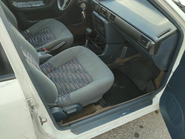 Белый Мазда 323, объемом двигателя 1.5 л и пробегом 315 тыс. км за 1400 $, фото 6 на Automoto.ua