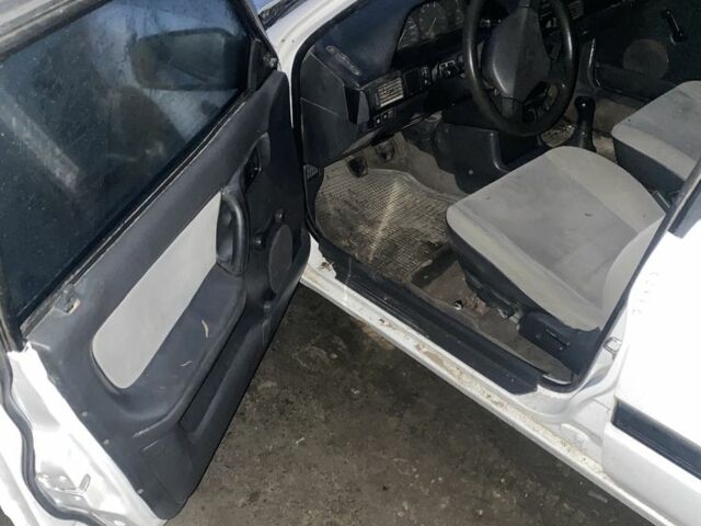 Белый Мазда 323, объемом двигателя 1.6 л и пробегом 999 тыс. км за 1000 $, фото 4 на Automoto.ua